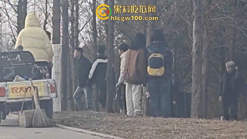 山东临沂精神小伙为抢女神交配权带兄弟持刀砍情敌 拉架小哥惨遭爆头当场脑袋开花 现场爆血视频流出！