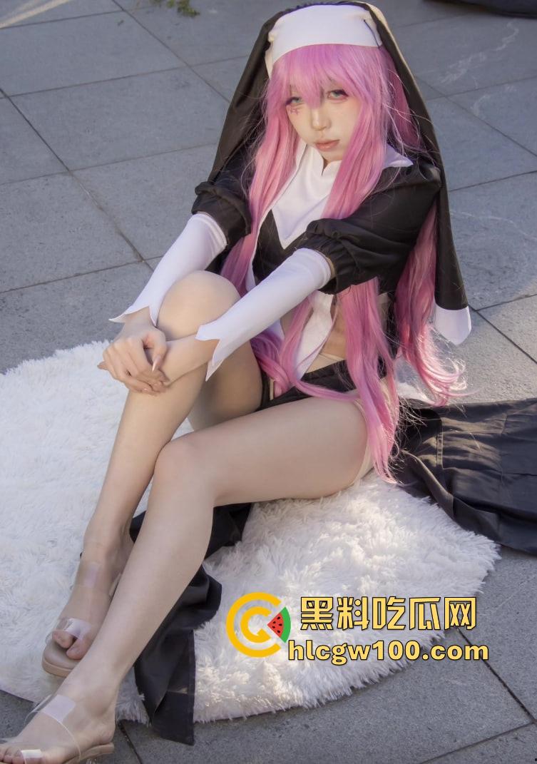 大城市漫展就是狠 不是内场去不起而是外场更有性价比 妹子敢脱不怕冷 锁骨短裙大腿全都露衣服越少越专业!-7