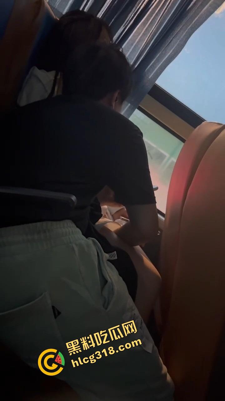 客车情侣野路子玩花样，男的当众抠小骚穴，女的事后贴心拿纸擦手，被偷拍还回怼关你屌事，老子就爱玩！-6
