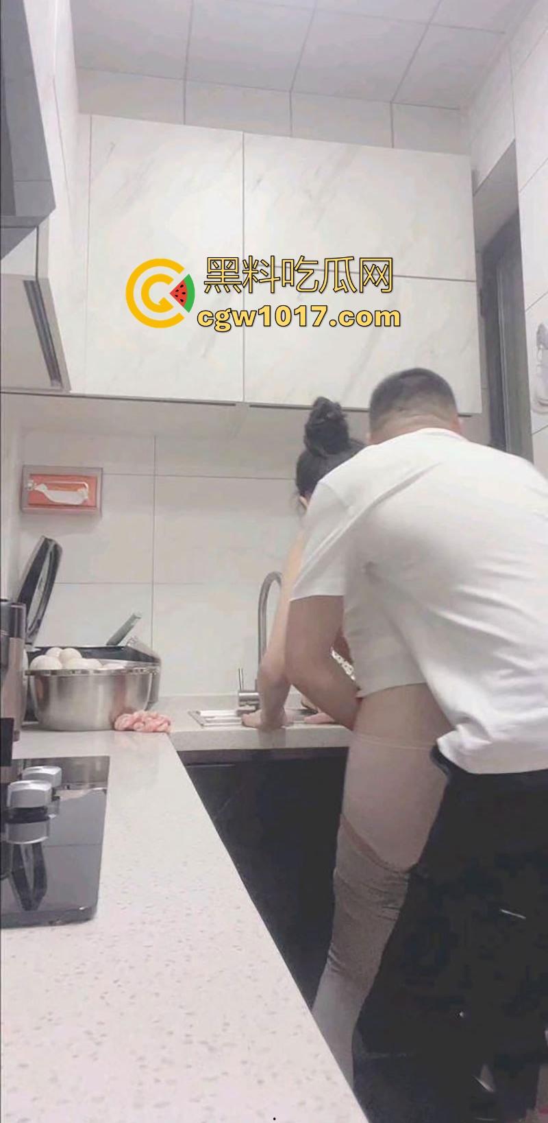 在厨房强上美艳瑜伽裤嫂子，按在厨房灶台就从后面猛干，插得嫂子淫水哗哗流，内射内射彻底被操服了！