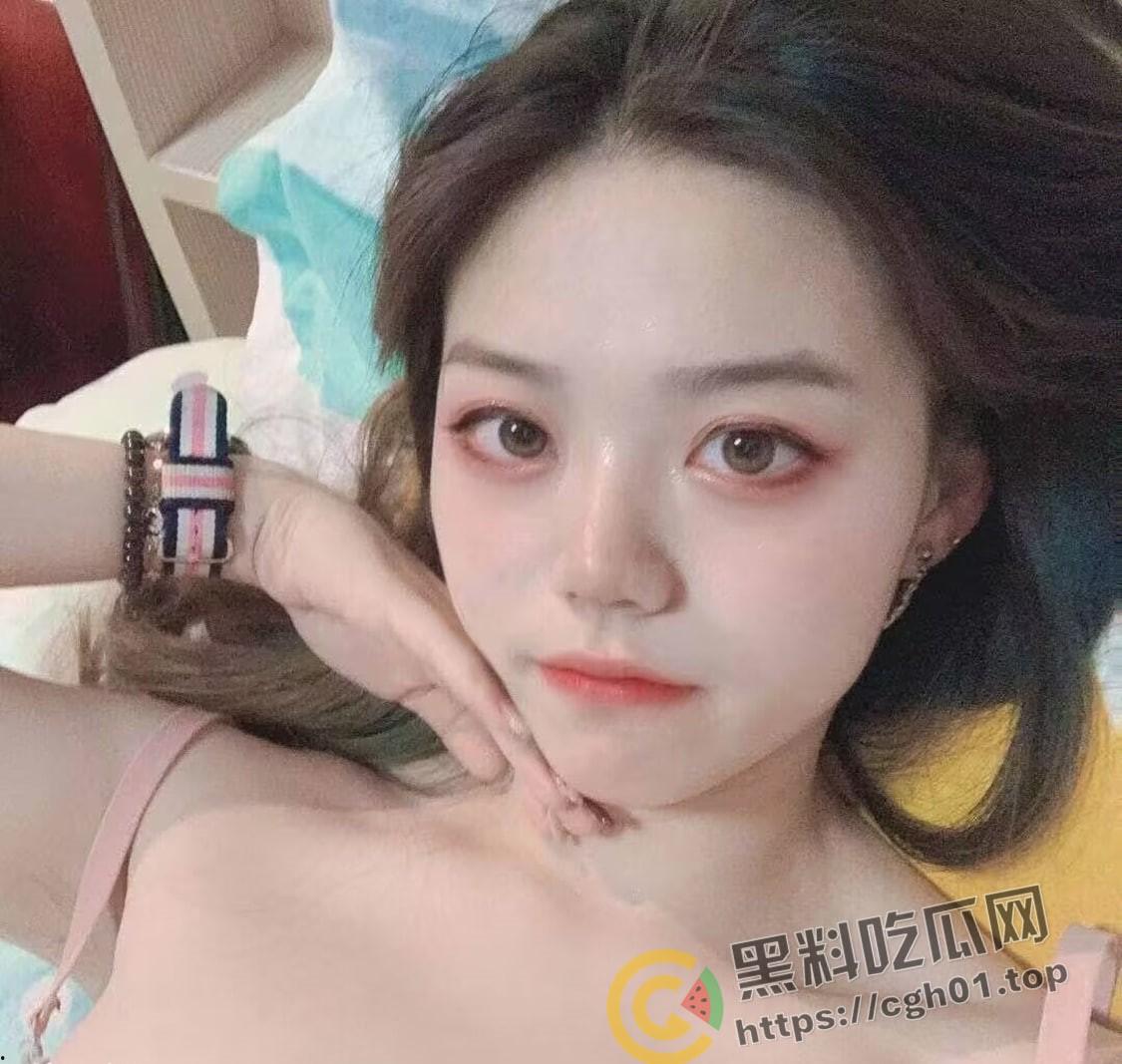 珠海jk反差婊 床上叫声淫荡堪比女优 后入拍屁股又疼又爽 浪叫到隔壁都能听见-2