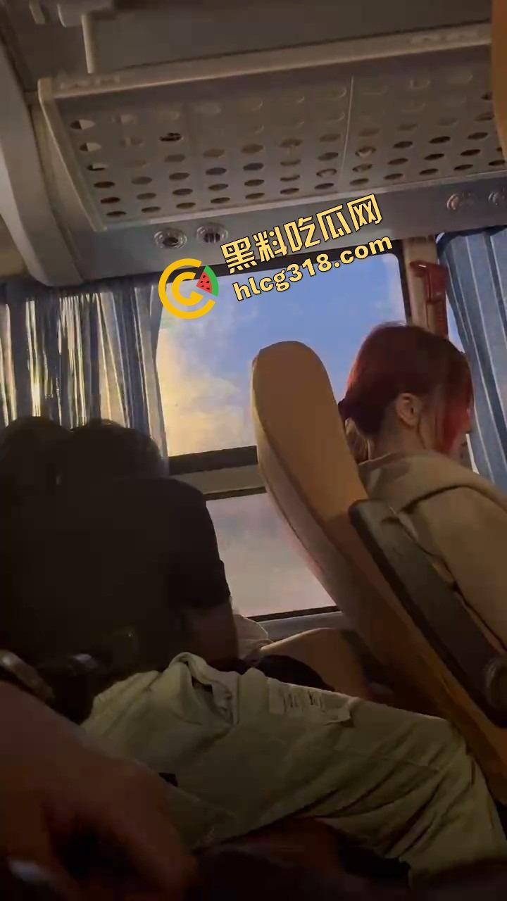 客车情侣野路子玩花样，男的当众抠小骚穴，女的事后贴心拿纸擦手，被偷拍还回怼关你屌事，老子就爱玩！-9