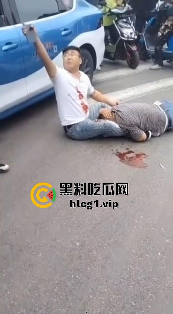 太原街头血腥一幕!男子酒驾撞车后持砖暴打司机,周围群众冷眼旁观吃瓜!-3