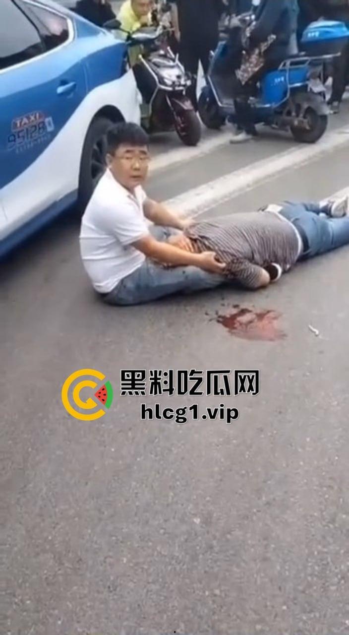 太原街头血腥一幕!男子酒驾撞车后持砖暴打司机,周围群众冷眼旁观吃瓜!-4