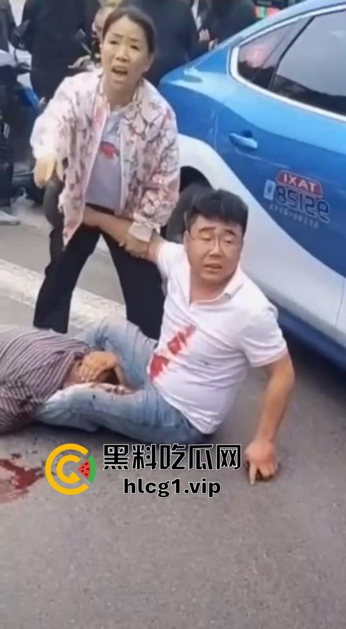 太原街头血腥一幕!男子酒驾撞车后持砖暴打司机,周围群众冷眼旁观吃瓜!-5