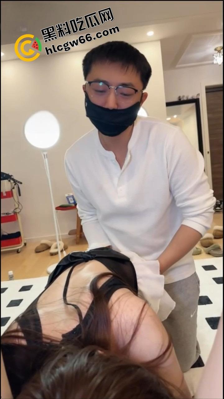 长沙秘书【小祺】当众被爆操,闺蜜牵线卖身换提成,跪舔老板鸡巴舔到吐奶,掰穴求操骚得像发情母狗!-3