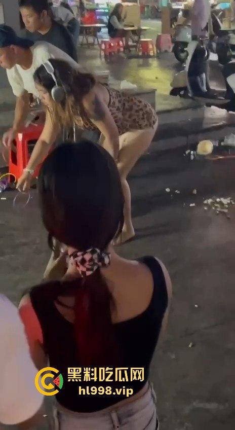 广西北海夜市小仙女无底线！不穿内内逛街，套圈时直接露出逼毛！