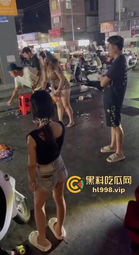 广西北海夜市小仙女无底线！不穿内内逛街，套圈时直接露出逼毛！-5
