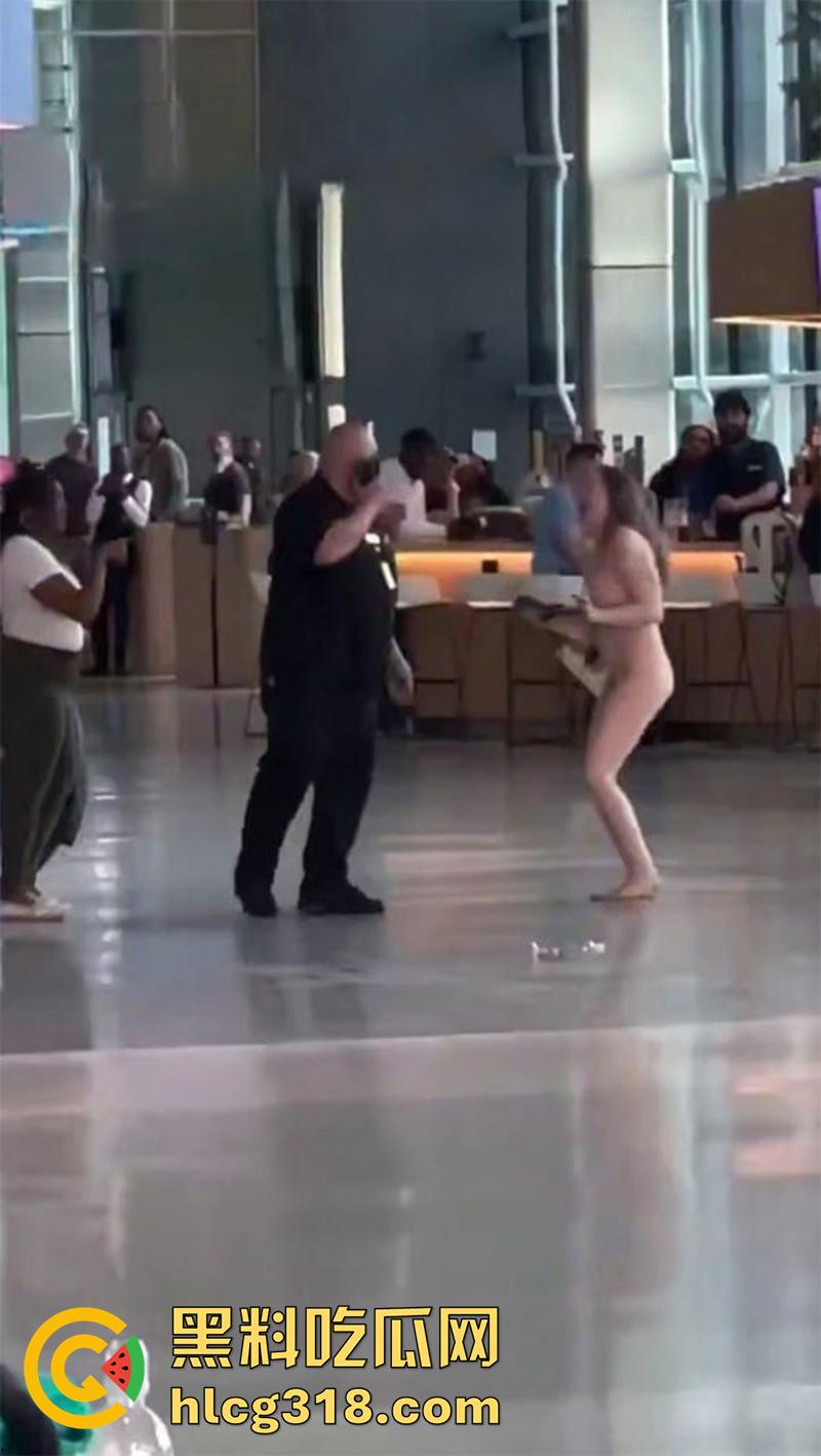 美国大奶美女自称维也纳女神，在德克萨塞州机场，当众全裸狂奔，保安拼命也拦不住，好像去拦一下啊！