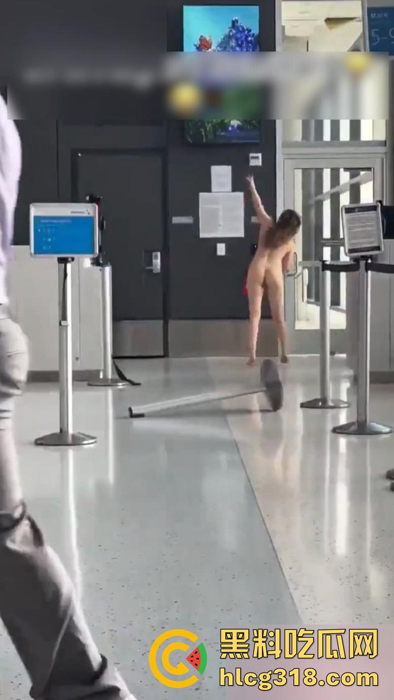美国大奶美女自称维也纳女神，在德克萨塞州机场，当众全裸狂奔，保安拼命也拦不住，好像去拦一下啊！-4