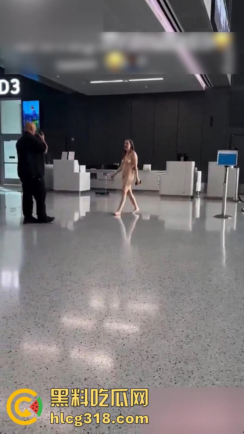 美国大奶美女自称维也纳女神，在德克萨塞州机场，当众全裸狂奔，保安拼命也拦不住，好像去拦一下啊！-5