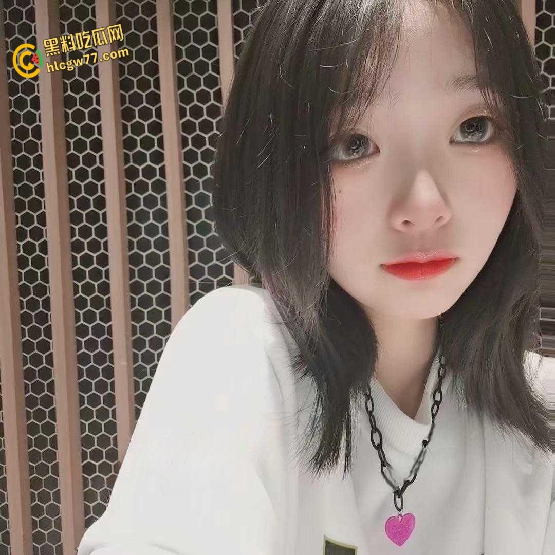 双飞学生妹爱足交不爱性交， 两清纯学生妹被大叔双飞足交玩弄， 浪费女性资源这种行为是可耻的 ！