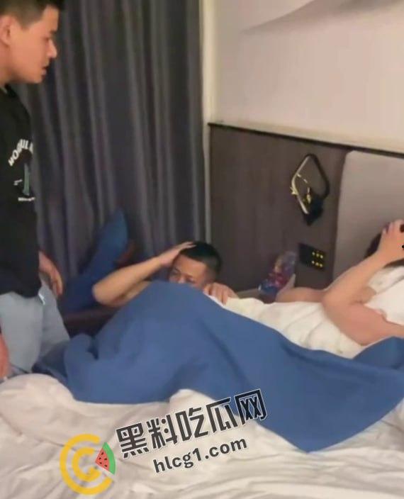 自己老婆和纹身小伙偷情被捉 着急的还没穿上衣服 全程护着脑壳 被打不敢还手！