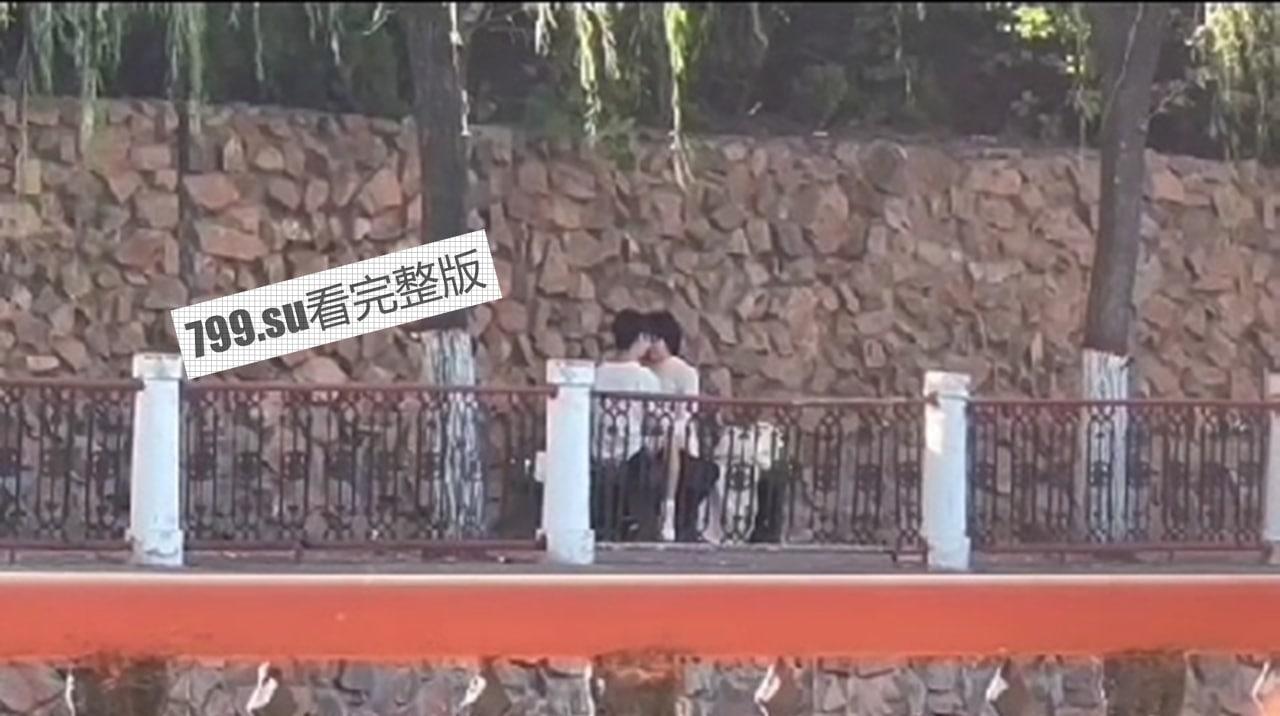 郑州 西亚斯学院 河边长板凳事件 传说中的贵族学院也一样玩的花-5