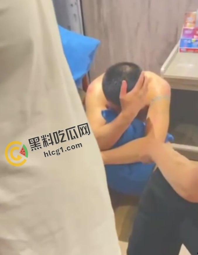 自己老婆和纹身小伙偷情被捉 着急的还没穿上衣服 全程护着脑壳 被打不敢还手！-6