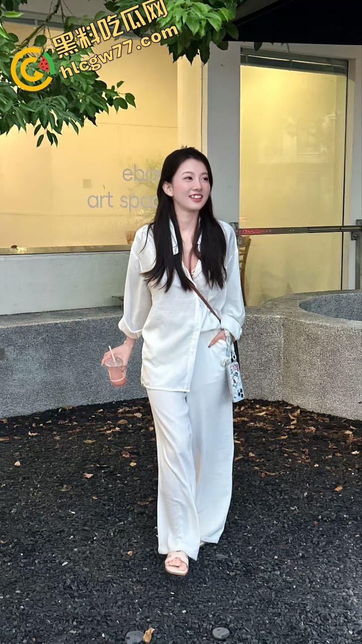 承德巨奶哺乳少妇放奶实录曝光！两颗大奶子胀得发亮，乳白喷涌不停，全程看得人鸡儿发胀想上手！