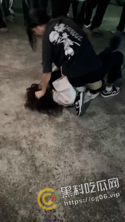 海丰县桥东精神小伙斗殴！采取1v1solo战 男生踩着头打 女生奶子都打出来了 最后还跟警察打 太嚣张了