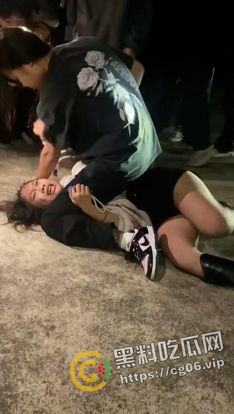 海丰县桥东精神小伙斗殴!采取1v1solo战 男生踩着头打 女生奶子都打出来了 最后还跟警察打 太嚣张了-2