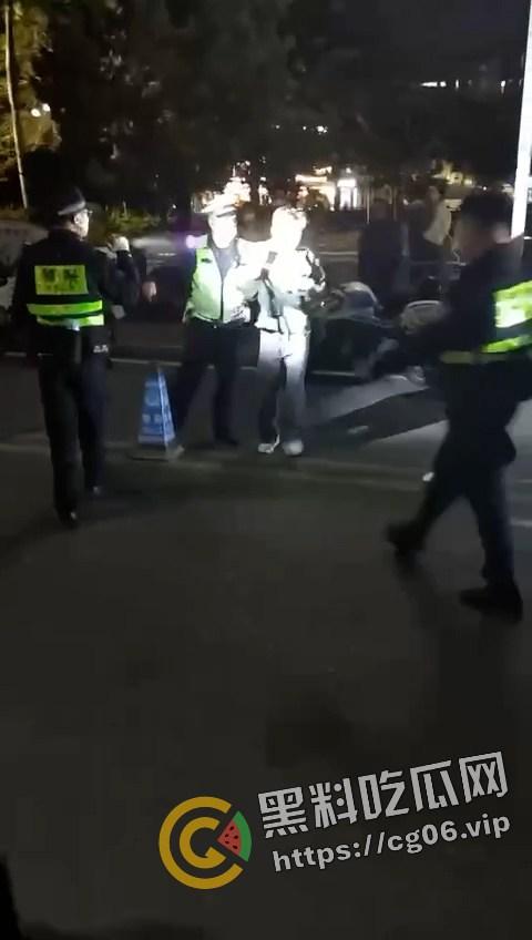 海丰县桥东精神小伙斗殴!采取1v1solo战 男生踩着头打 女生奶子都打出来了 最后还跟警察打 太嚣张了-5