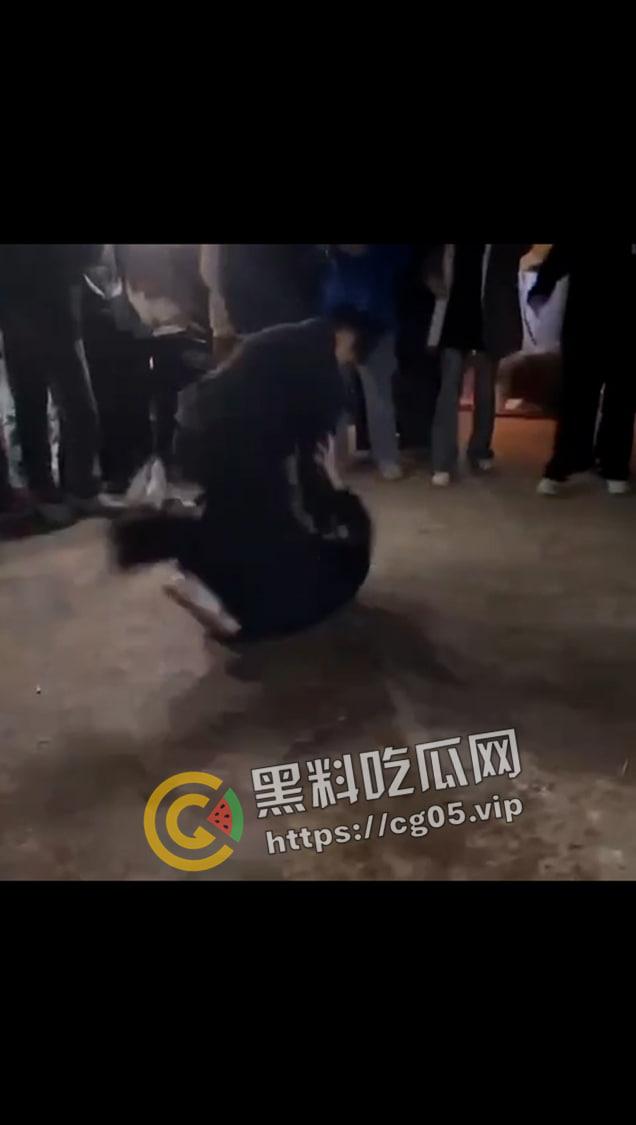 海丰县桥东精神小伙斗殴!采取1v1solo战 男生踩着头打 女生奶子都打出来了 最后还跟警察打 太嚣张了-6