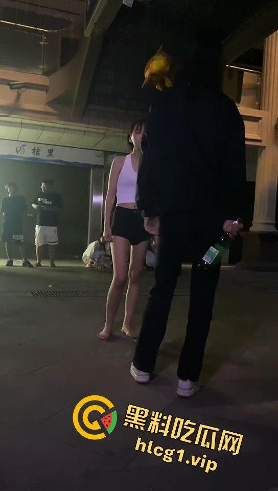 精神小妹吵架上演真狠人！一瓶爆头不解气，举起锤子还要补刀！-1