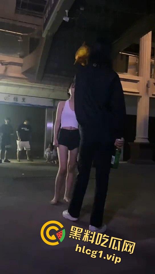 精神小妹吵架上演真狠人！一瓶爆头不解气，举起锤子还要补刀！-3