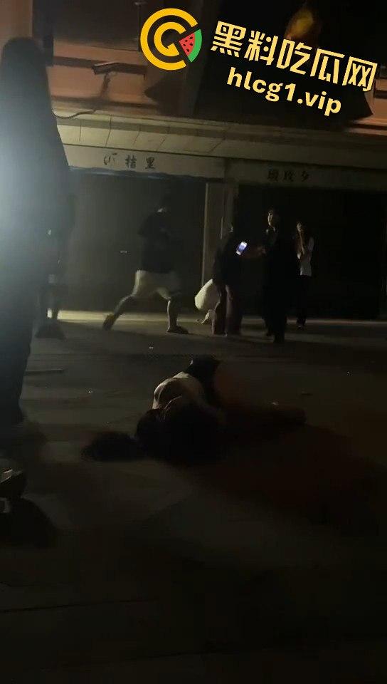 精神小妹吵架上演真狠人！一瓶爆头不解气，举起锤子还要补刀！-4