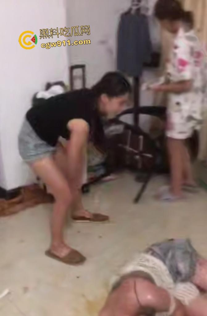 广西百色学生霸凌，女霸凌者皮带扫把狂抽女生肥臀，躺地不动任打红印斑斑，辱骂“勾引我男人不给钱”！-6