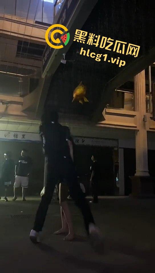 精神小妹吵架上演真狠人！一瓶爆头不解气，举起锤子还要补刀！-10