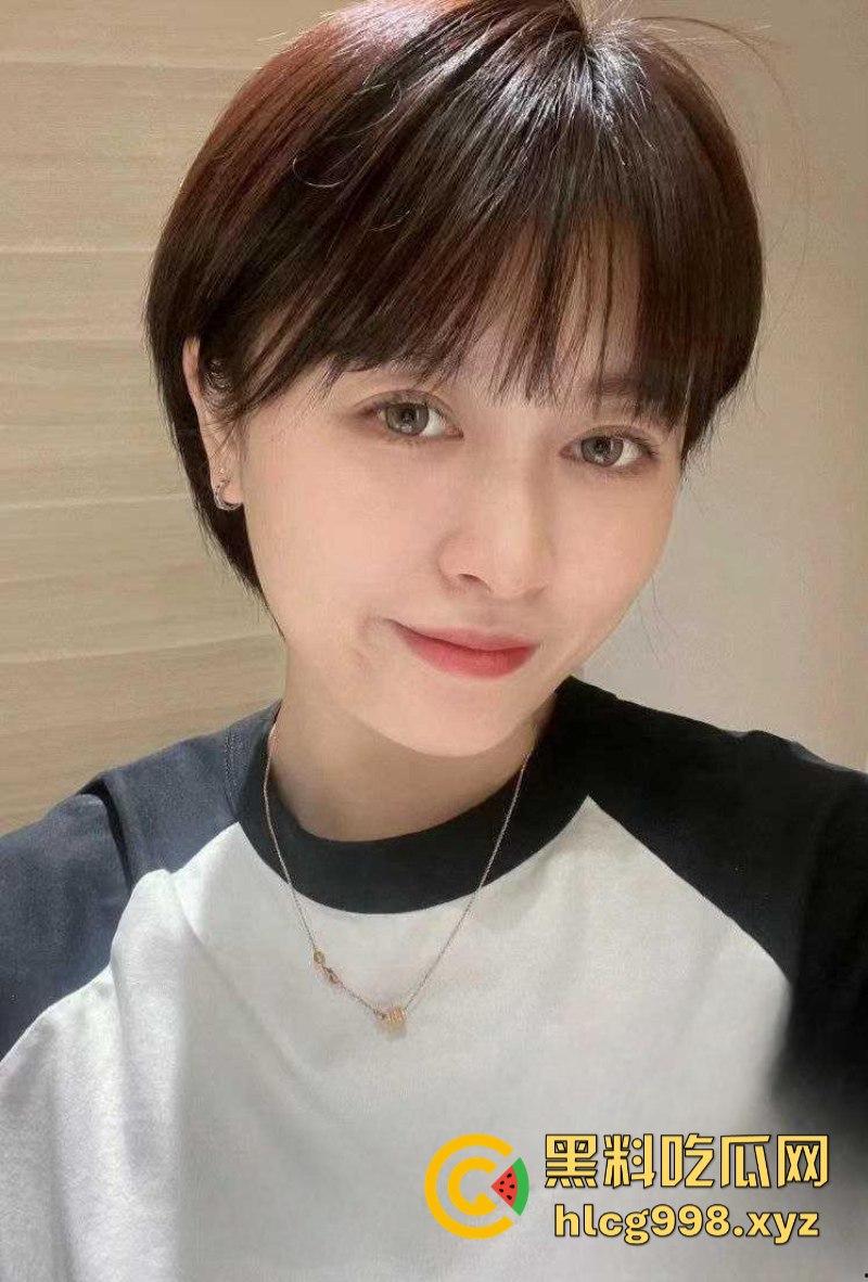 上海公务员【Ivy未央】曾在推特售卖户外露出视频 外秀内骚 各种漏出 现已改行时政评论！绝版资源且看且珍惜-2