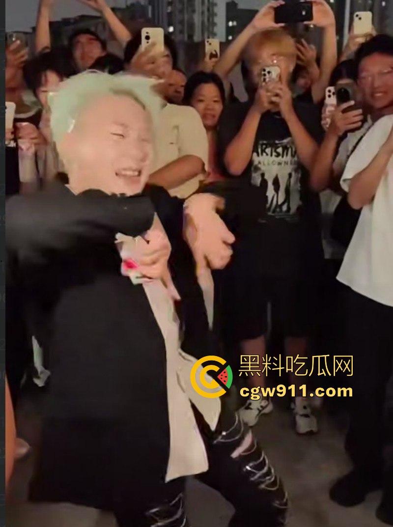2025年最有种的男人出现了！抖音王源头号黑粉【王扁】古有关羽单刀赴会，只身现身演唱会“小汤圆”线下围攻！-7