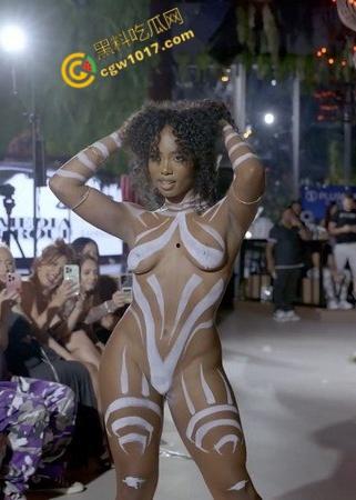 2025迈阿密泳装周【Farnello】胶带秀零布料全裸勾魂,金发超模乳臀春光乍泄,私处若隐若现,欲望炸裂T台!-7