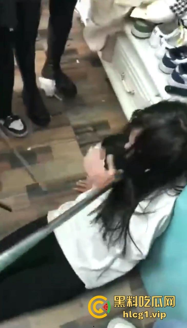 齐齐哈尔市甘南县16岁少女  【李鑫蕊】 遇围殴霸凌 用棍子打脸砸头 霸凌事件啥时候能停止啊！-2