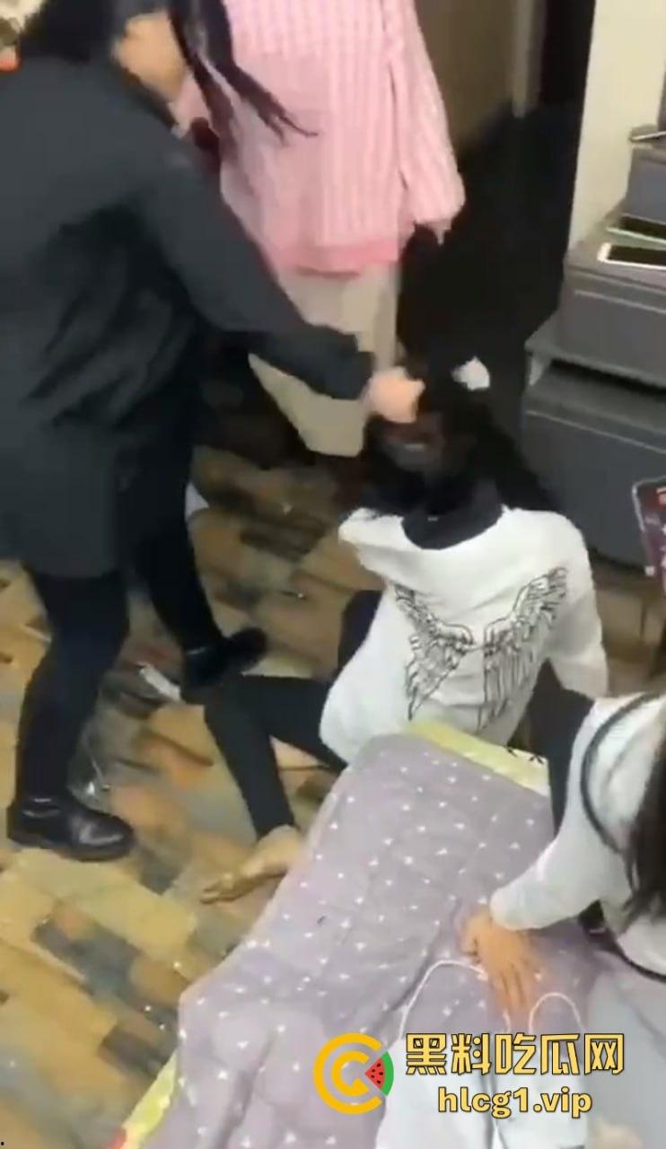 齐齐哈尔市甘南县16岁少女  【李鑫蕊】 遇围殴霸凌 用棍子打脸砸头 霸凌事件啥时候能停止啊！-4