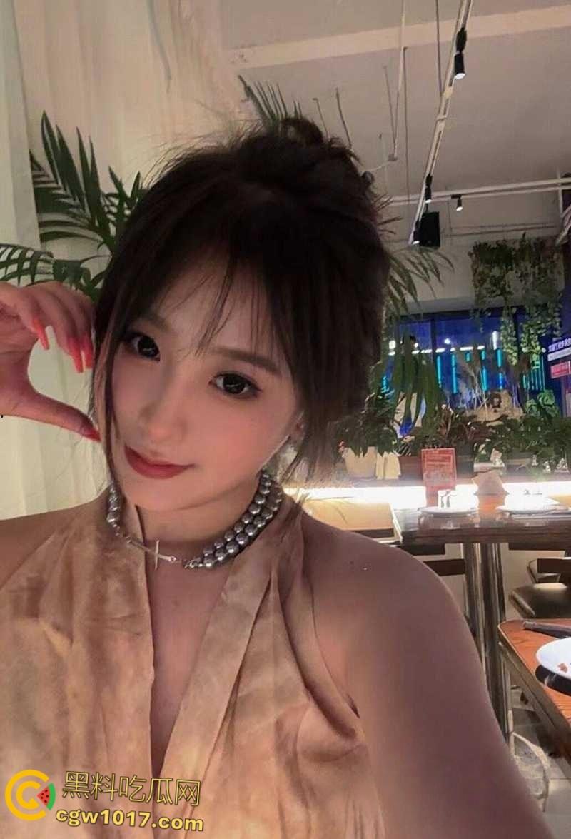 重庆小美女【王妍欣】，颜值堪比幼版杨幂，私下穿JK黑丝约炮后入，舔蛋撸管榨精，花活淫技赛东莞！-1