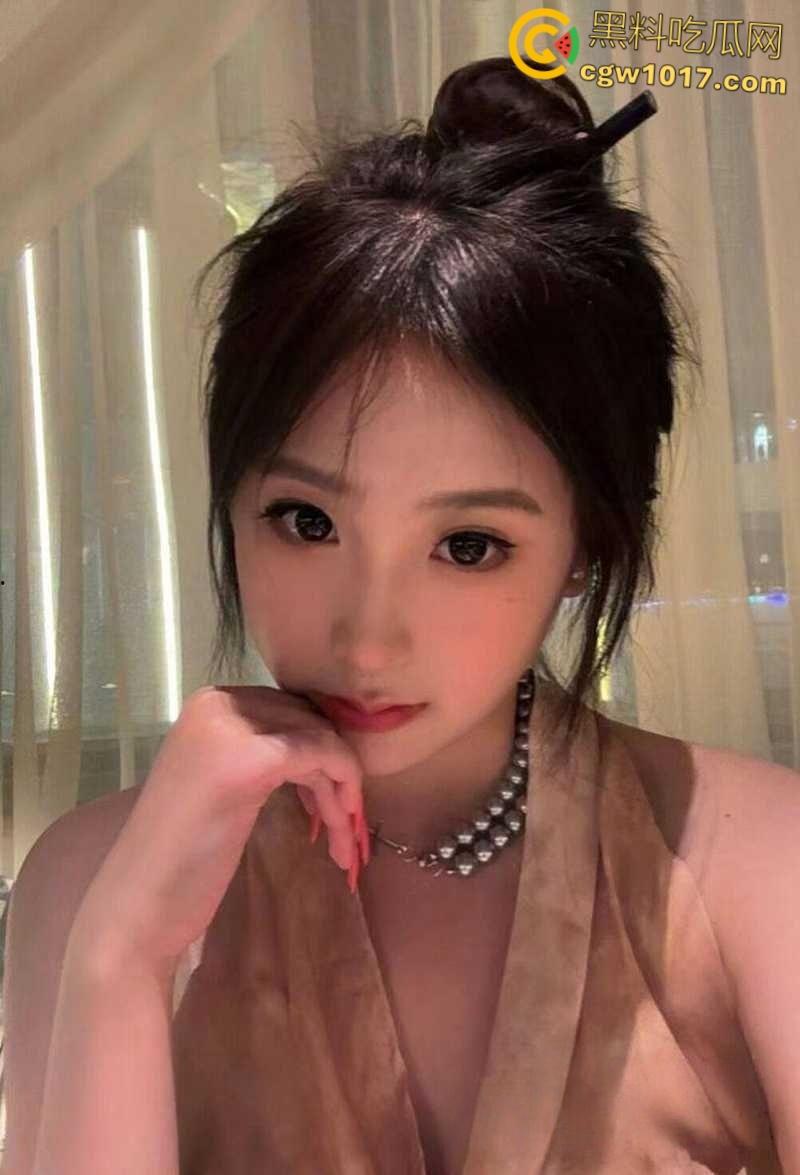 重庆小美女【王妍欣】，颜值堪比幼版杨幂，私下穿JK黑丝约炮后入，舔蛋撸管榨精，花活淫技赛东莞！-2