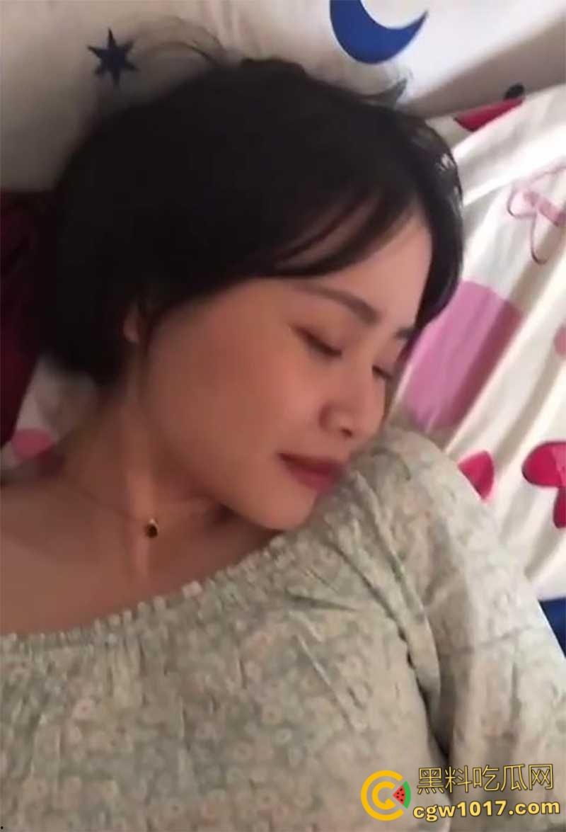 重庆小美女【王妍欣】，颜值堪比幼版杨幂，私下穿JK黑丝约炮后入，舔蛋撸管榨精，花活淫技赛东莞！-3