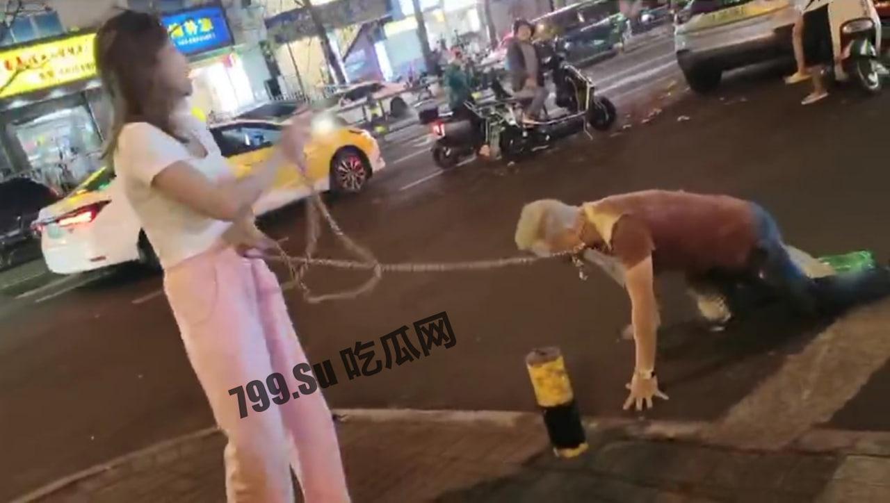 海口市 女子街头用链子牵爬行男事件 有人不做偏要做狗-2