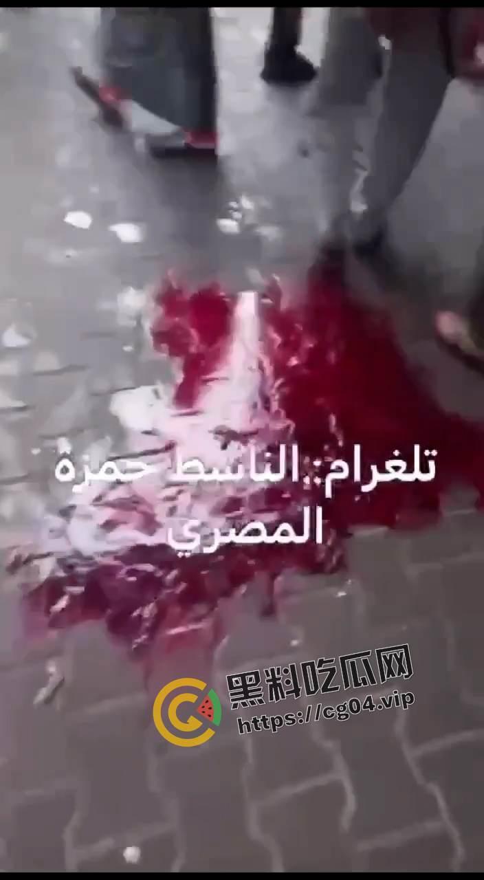 现场画面!血流成河 以色列轰炸加沙南部驻留有大量难民的学校 造成大量伤亡 尸体堆积如山 遍地鲜血-2
