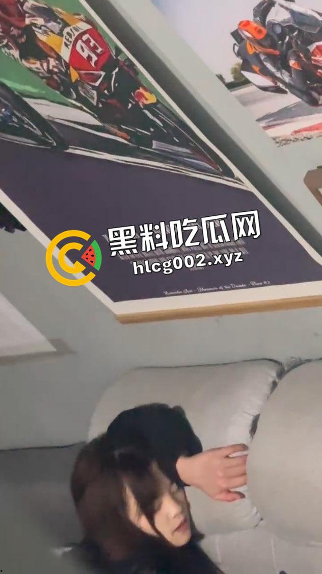 西安东郊摩托车俱乐部大瓜! 店内小妹和老板没等客人走就开干 妹妹在沙发上疯狂被怼 现场偷拍视频流出-3