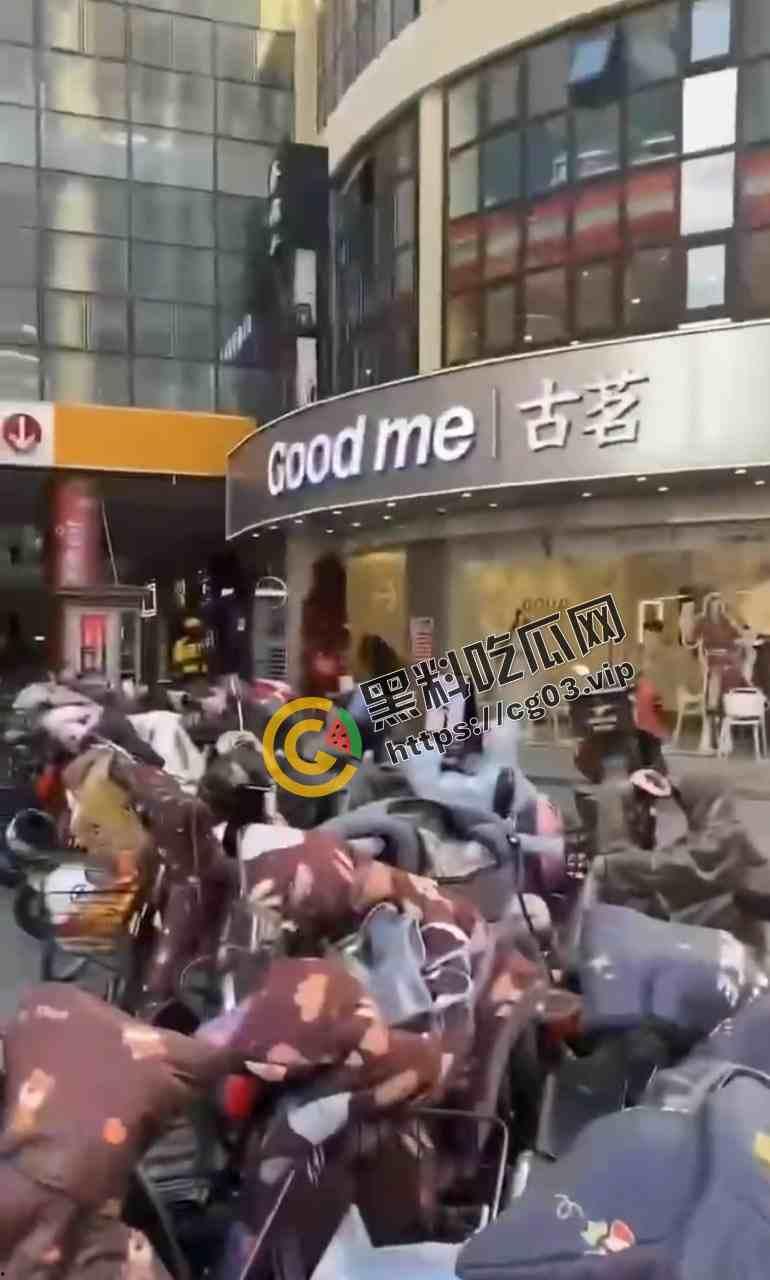 梁山上大分!梁山龙城广场古茗店内当众口交 随后去车中车震 是寻求刺激还是房都开不起-4