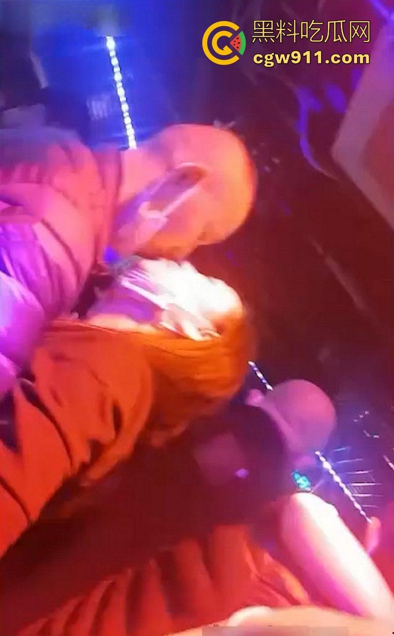 重庆砂舞厅淫乱偷拍！上百妹子紧身裙摇臀等挑，高颜值御姐少妇应有尽有，昏黄灯下抓奶接吻6分钟狂欢！-6