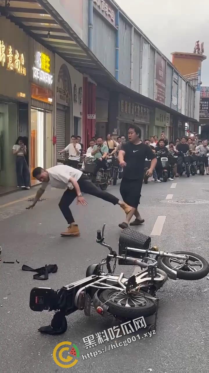 真男人只用拳头解决问题 广东街头上演两男子肉搏战 白衣男子一分钟内被击倒三次还能再战-1