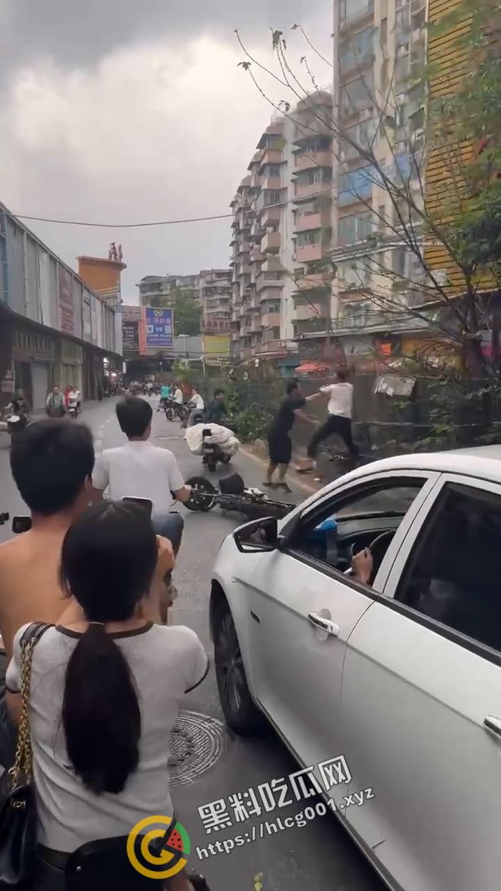 真男人只用拳头解决问题 广东街头上演两男子肉搏战 白衣男子一分钟内被击倒三次还能再战-2