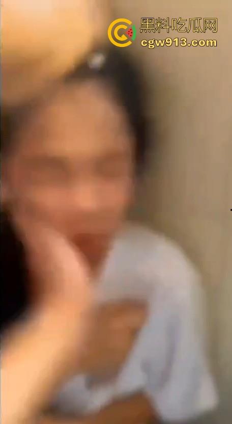 广西霸棱石桥中学霸凌事件曝光！八年纪多名女学生因琐事霸凌殴打一名小女生，这群人真他妈的不是人！-3