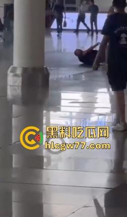 广州南站 一男子手持水果刀当众捅人 随后被乘警与多名乘客齐力制服 现场多视角视频曝光！-2
