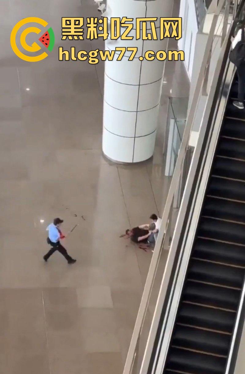 广州南站 一男子手持水果刀当众捅人 随后被乘警与多名乘客齐力制服 现场多视角视频曝光！-5
