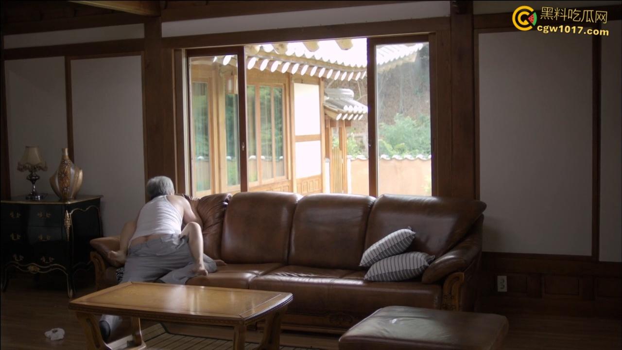 韩国高清伦理片《卑劣的交易 》,妻子为丈夫寻求眼角膜,被老头一次又一次无情内射后,憋屈的妻子做爱时杀害老头!-2