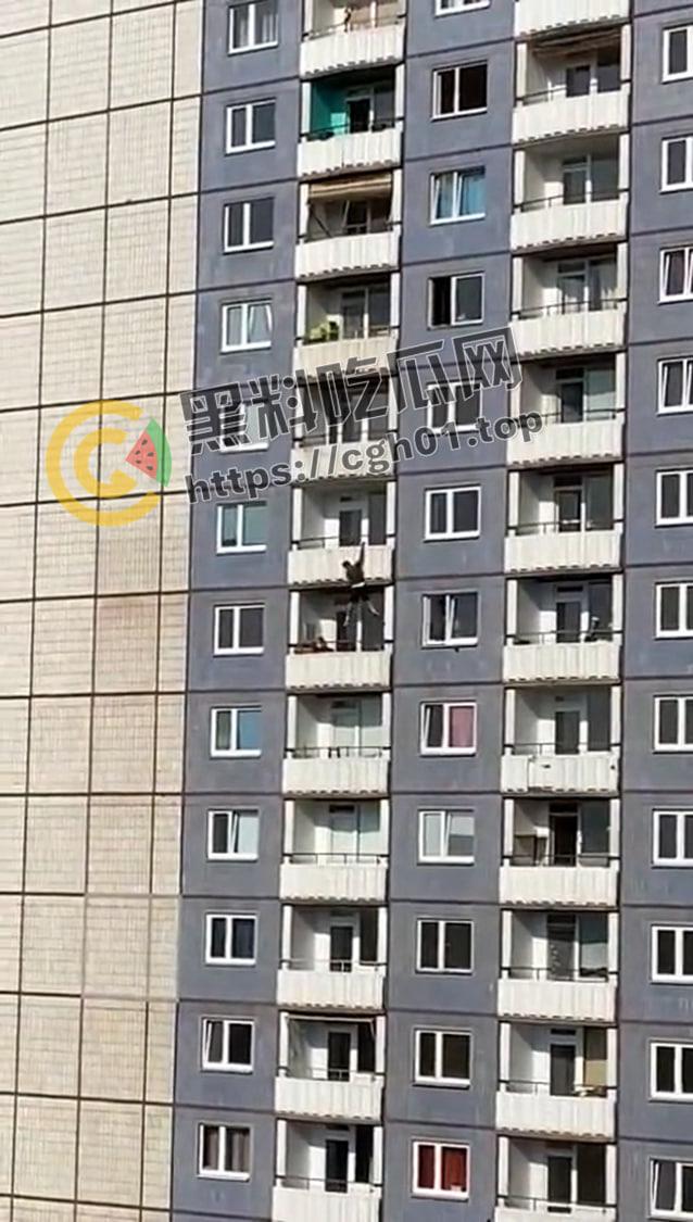 女子家中私会情人 老公想阳台翻过去捉奸不慎坠落摔死 看来想学隔壁老王也没那么容易-6