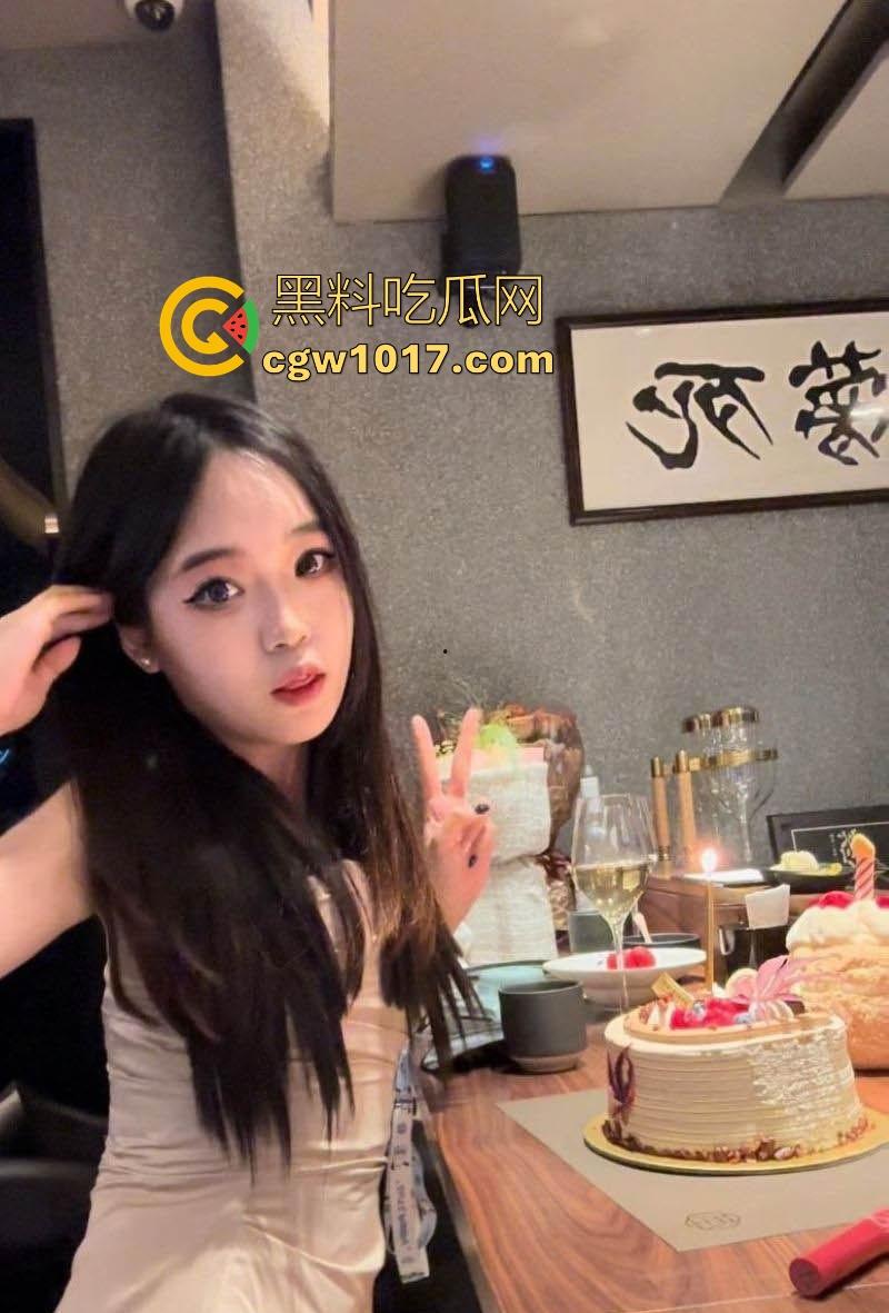 鲁迅美术学院极品女大【林思瑶】露脸啪啪视频流出，早起震动棒大屌双插嫩逼唤醒美好一天，女上位打桩揉阴蒂喷汁！-1